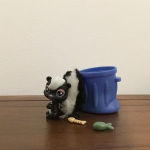 Littlest Pet Shop Skunk #641 and accessories